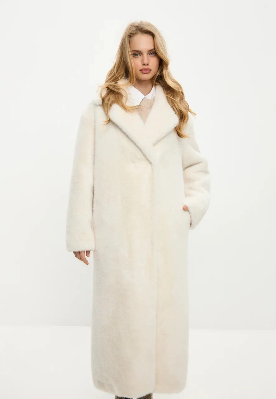 Luxurious Faux Fur Coat Freya - White